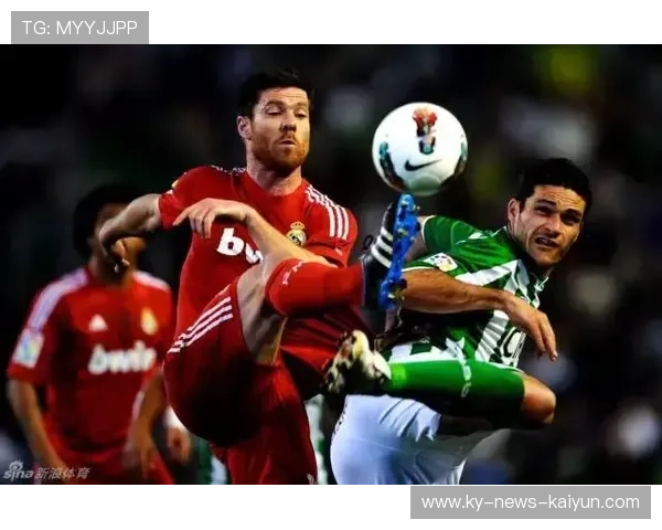 足球魅力的极致演绎：后卫大脚一击，瞬间点燃现场热情